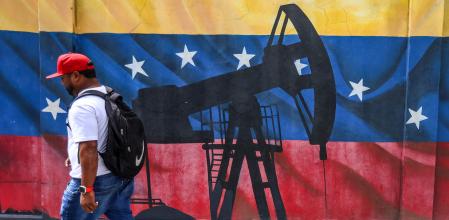 Una tapia de Caracas pintada con la bandera nacional y una bomba de extracción de petróleo 