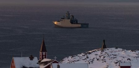Un buque de la Real Armada danesa patrulla cerca de Nuuk, capital de Groenlandia, ayer