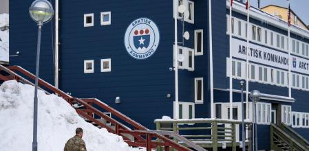 Un soldat camina cap a la seu delComandamentÀrticdanès, aNuuk, capital deGrenlàndia, el 15 de gener