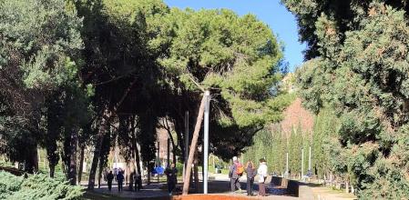Pere Guiu se ha fijado en este río de hojas secas que se ha formado en la zona verde llamada Water Walls (muros de agua), que tiene un pequeño estanque y una bonita