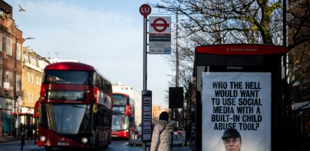 Un cartell a Londres que demana abandonarX: “Qui carai voldria fer servir una xarxa social amb una eina integrada d’abús infantil?”