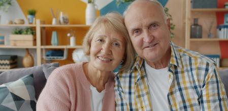 Hombre y mujer en casa