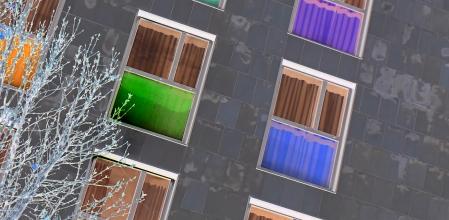 Ventanas de la ciudad de Girona retratadas invertidas al negativo.