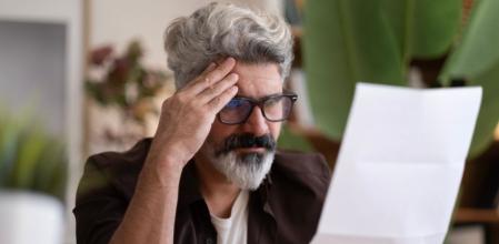 Hombre preocupado por su situación financiera