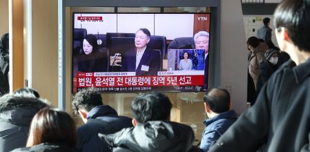 Retransmisión del juicio a Yoon Suk Yeol en una pantalla de la estación central de Seúl. El expresidente golpista, en prisión preventiva, aparece muy desmejorado ante los magistrados, a los que intentó recusar esta misma semana