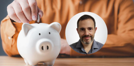 Una persona ahorrando dinero.