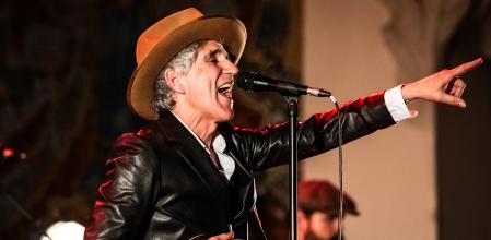 Mikel Erentxun, durante el concierto por el 40 aniversario de Duncan Dhu en el Palau de la Música