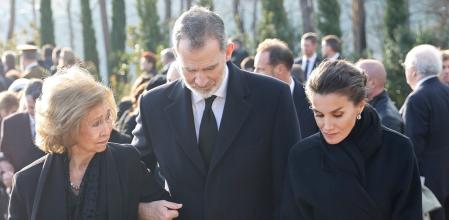 La reina Sofia, al costat dels Reis, el 16 de gener del 2023, a Tatoi, després de l'enterrament de Constantino de Grècia
