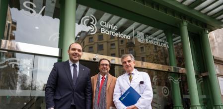 Albert Dalmau, Joan Guàrdia y Josep Maria Campistol, en la puerta de acceso al hospital Clínic de Barcelona en la calle Villarroel
