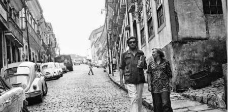 Estampas.Junto a estas líneas, Ugné Karveñis paseando con Julio Cortázar por Brasil en los años setenta. Abajo, fotografiada en su despacho de trabajo en París.