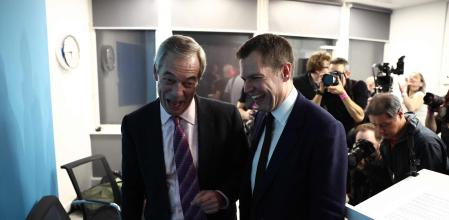 El líder ultraderechista Nigel Farage, a la izquierda, sonríe junto a Robert Jenrick tras el anuncio de este de unirse al Reforma UK