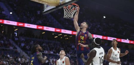 MADRID, 16/01/2026.- El pívot del Barcelona Willy Hernangómez (3d) entra a canasta durante el encuentro correspondiente a la temporada regular de la Euroliga entre el Real Madrid y el Barcelona en Madrid. EFE/ Kiko Huesca