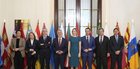 Els consellers del Govern basc amb el ministre Ángel Víctor Torres ahir a Madrid
