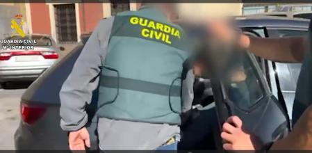Momento en el que la Guardia Civil efectúa una de las detenciones relacionadas con el caso