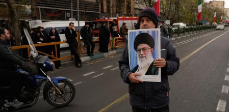 Un home amb una imatge de Khamenei al funeral, dimecres aTeheran, per les víctimes mortals entre les forces de seguretat