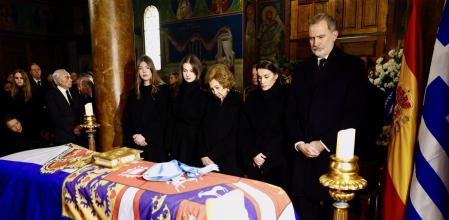 ElsReis, la reinaSofia, laprincesa Elionori la infantaSofiadavant el fèretre de la princesaIrene