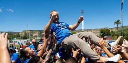 Randricelebrant l’ascens a laLligaFla temporada passada, en què va exercir de director esportiu