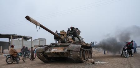 Entrada de fuerzas del ejército sirio en la zona de Raqqa tras la retirada de las Fuerzas Democráticas Sirias (FDS) lideradas por los kurdos, en la zona rural oriental de Alepo, Siria