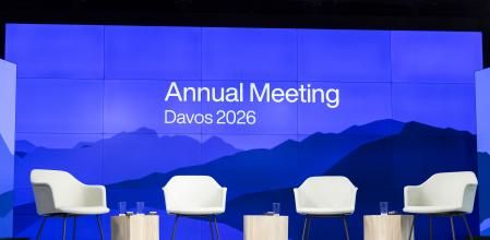 Sillas vacías en una de las salas de debate del Foro Económico Mundial en Davos, (Suiza)