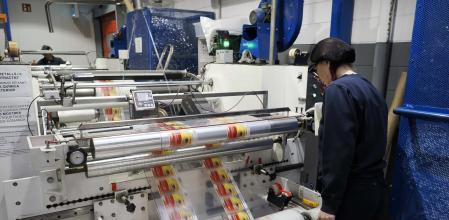 Una trabajadora en la planta de Ullà de la compañía, especializada en embalaje flexible