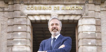 Jorge Azcón, a las puertas del edificio del Gobierno de Aragón, en Zaragoza