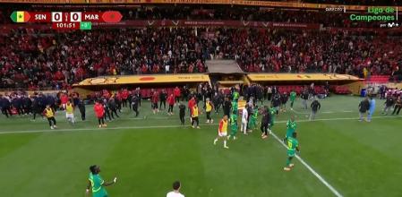 Los jugadores de Senegal abandonando el campo tras el penalti polémico