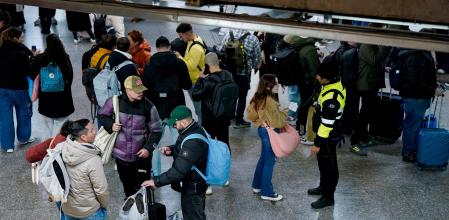 Personas en Atocha comprobando si su tren va a salir. 