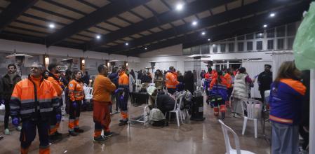 Los heridos leves fueron trasladados al polideportivo de Adamuz, hasta donde los vecinos de la localidad cordobesa fueron llevando mantas, comida y prestando su ayuda.&nbsp;