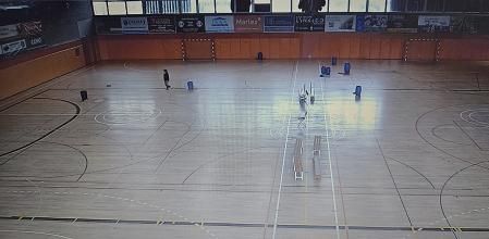 La pista del polideportivo mataronés con cubos para contener las goteras .