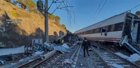 Imágenes de los trabajos de la Guardia Civil en Adamuz en busca de evidencias para ayudar a la investigación