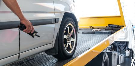 Una grúa carga un coche averiado en plena carretera&nbsp;