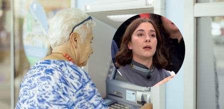 Una jubilada sacando dinero del cajero automático