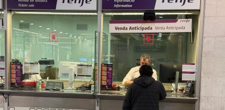 Han sido pocos los usuarios gerundenses que se han acercado este lunes a comprar el abono único