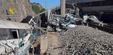 Estado de uno de los trenes accidentados en el que la Guardia Civil busca restos y evidencias para identificar víctimas e investigar el accidente ferroviario en Adamuz (Córdoba)&nbsp;