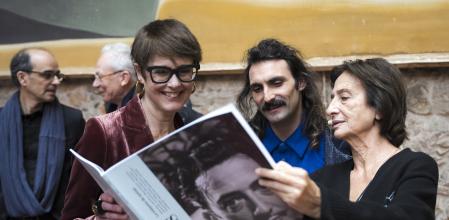 La directora de los Museos Dalí, Montse Aguer (izquierda) y la académica Victoria Cirlot (derecha), durante la presentación de la publicación esta mañana en el museo de Figueres. 