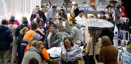 Afectados por el descarrilamiento mortal son atendidos en la Caseta Municipal de Adamuz 