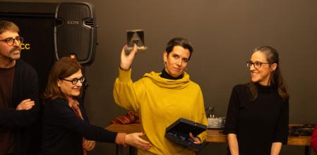 L'escriptora Carlota Gurt rebent el guardó, aquest dilluns, amb Guillem Gisbert, membre del jurat, i les editores Silvia Sesé i Isabel Obiols