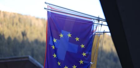 La bandera de la UEal costat dela deSuïssaaDavos: l’eurozona tindrà un creixement modest