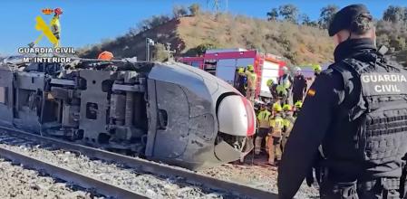 Agentes de la Guardia Civil participando en el rescate de los dos trenes siniestrados