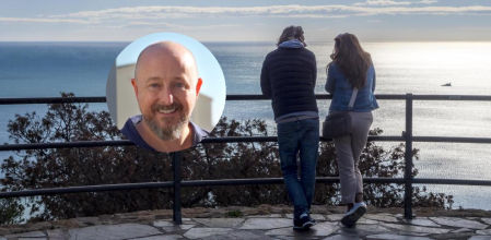 Una pareja disfrutando de un paisaje