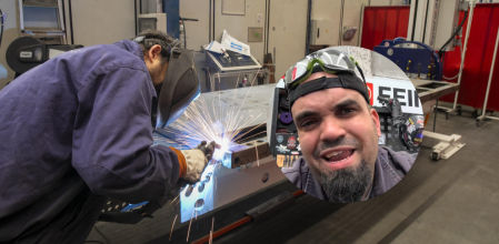 Un soldador trabajando en una empresa