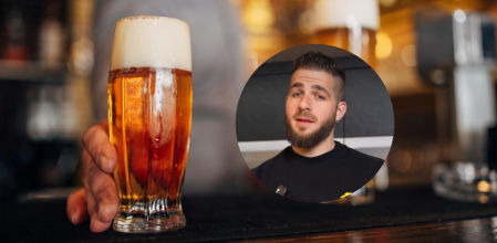 Un camarero sirviendo una caña de cerveza