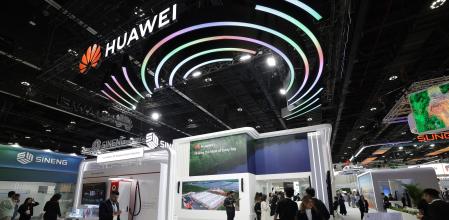 Visitantes en el pabellón de Huawei durante en una cumbre de Abu Dabhi, a principios de enero