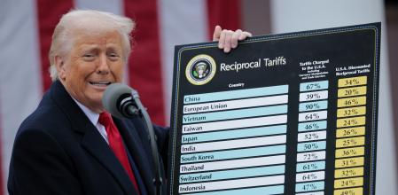 Trump posa con la tabla de aranceles de su autoproclamado 'Liberation Day' de 2025. 