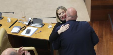 María Guardiola, la presidenta extremeña en funciones, saluda al nuevo presidente de la Asamblea