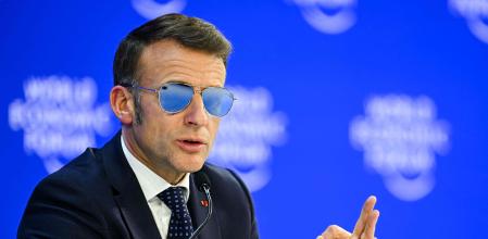 Macron, que pateix un problema en un ull, va fer servir ulleres de sol; aDavoses va expressar només en anglès, per tenir el màxim impacte