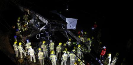 Bombersde la Generalitat treballant en les restes del Rodalies accidentat a Gelida, ahir a la nit