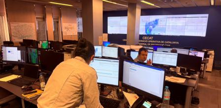 Dos tècnics deProteccióCivil alCecatahir al migdia