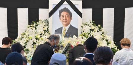 Retrato del exprimer ministro japonés, Shinzo Abe, el día de su polémico funeral de estado, el 27 de septiembre de 2022 en Nippon Budokan, Tokio&nbsp;