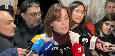 La consellera de Territori, Sílvia Paneque, atiene de madrugada a los medios